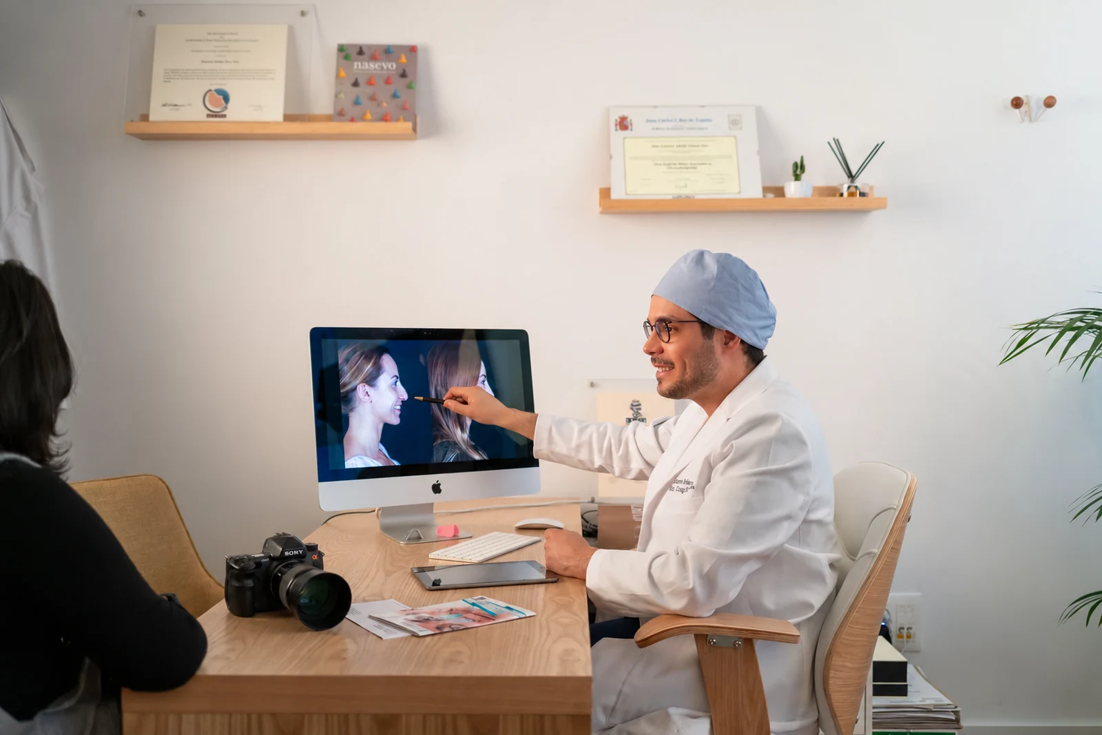 El Dr. Gustavo Suárez señala una simulación en la pantalla de su estudio, con la cámara sobre la mesa